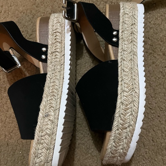 Sandal, wedge bottoms, buckle around the ankle - Picture 2 of 3